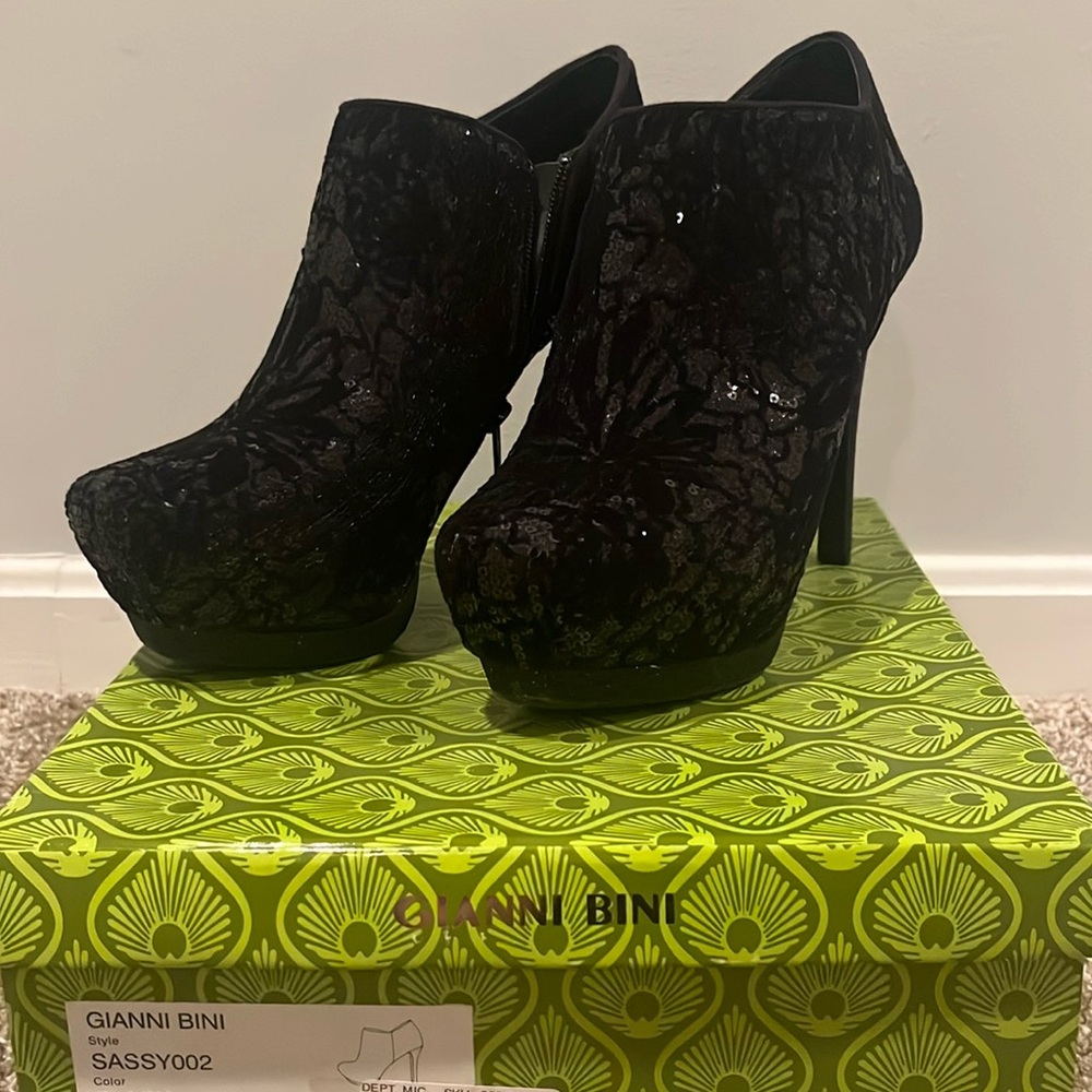 Gianni Bini Sassy sequin platform bootie size 8.0